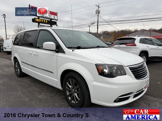 2016 Chrysler Town & Country  S