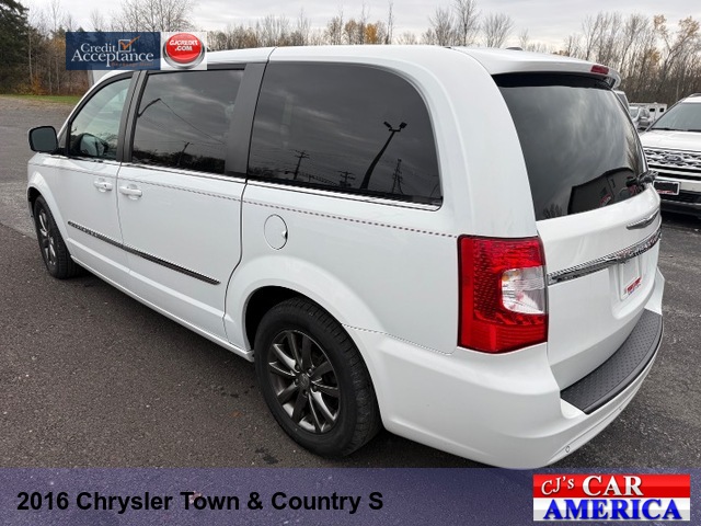 2016 Chrysler Town & Country S