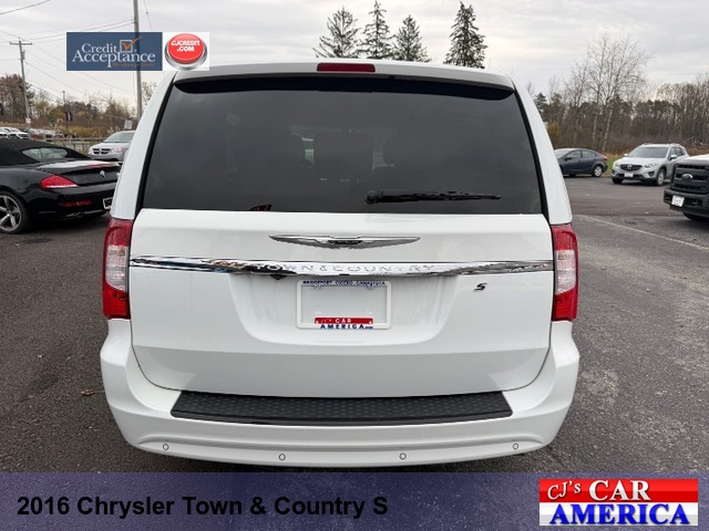 2016 Chrysler Town & Country S
