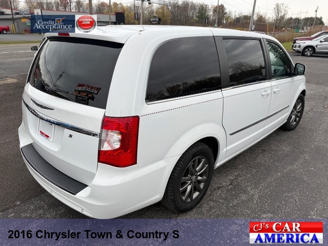 2016 Chrysler Town & Country S