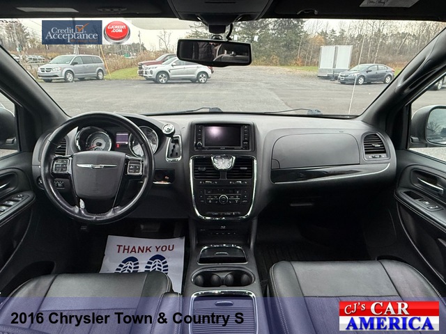 2016 Chrysler Town & Country S