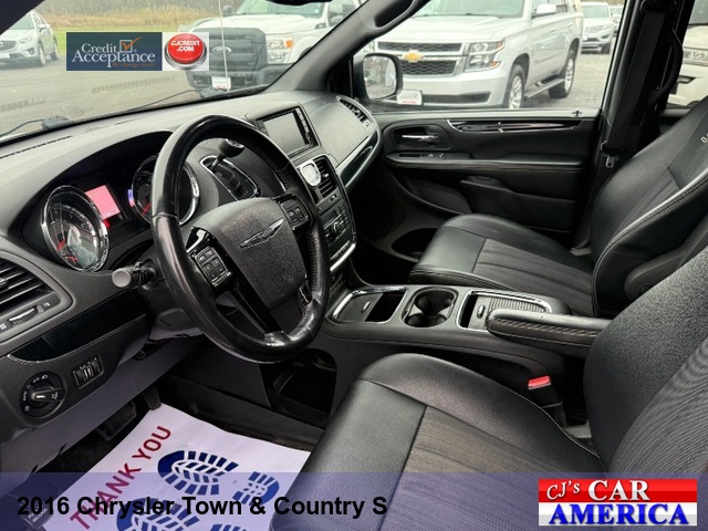 2016 Chrysler Town & Country S