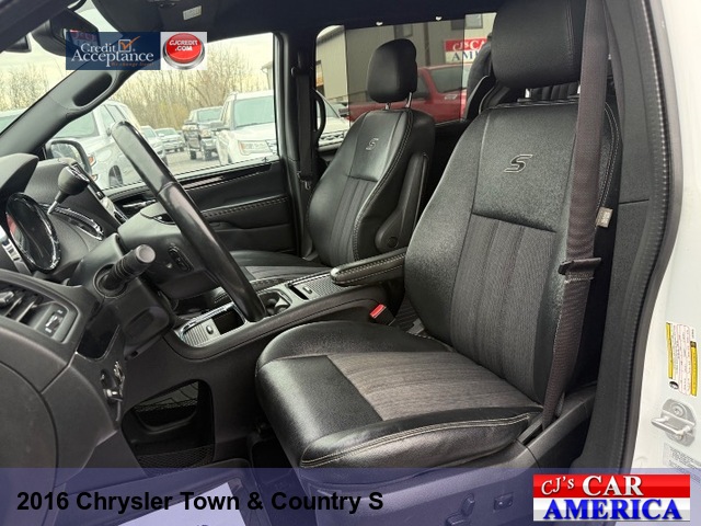 2016 Chrysler Town & Country S