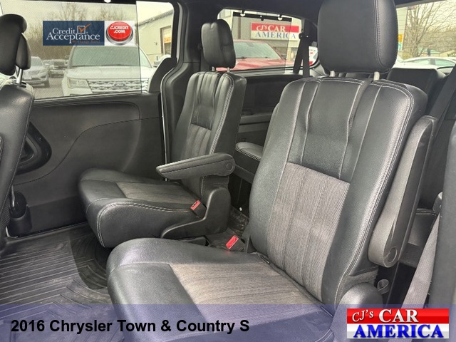 2016 Chrysler Town & Country S