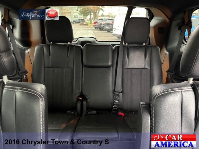 2016 Chrysler Town & Country S