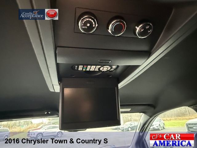 2016 Chrysler Town & Country S