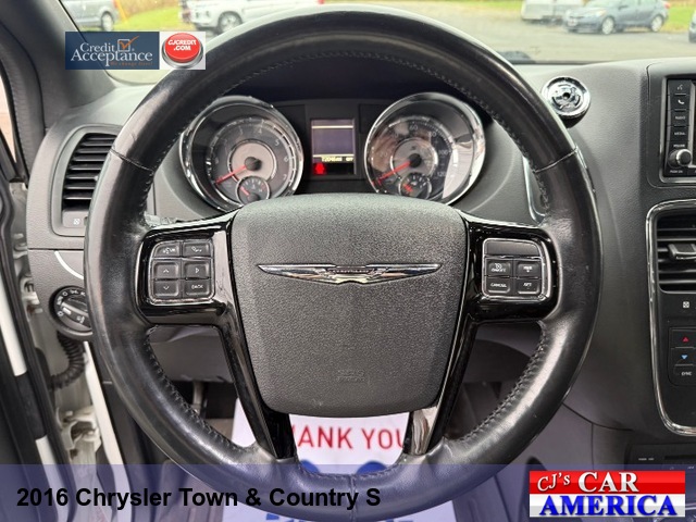 2016 Chrysler Town & Country S