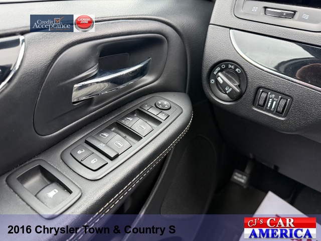 2016 Chrysler Town & Country S