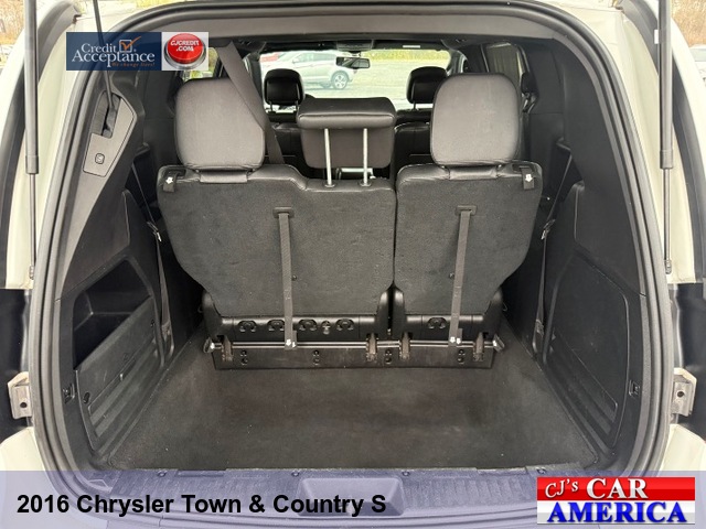 2016 Chrysler Town & Country S