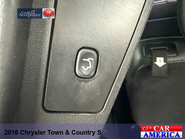 2016 Chrysler Town & Country S